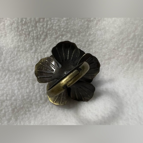 Flower shape ring - Picture 3 of 4